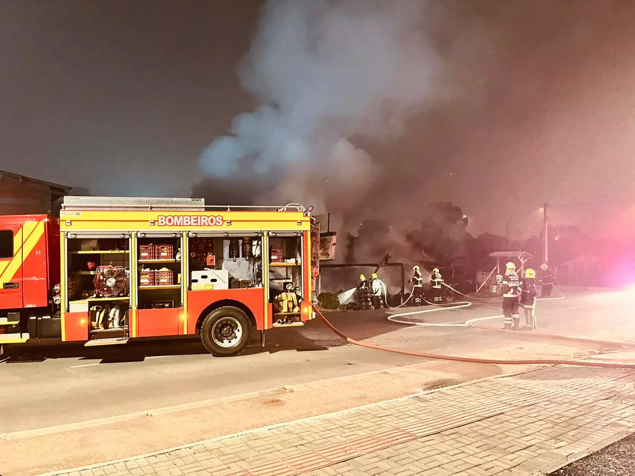 Incêndio em borracharia mobiliza Corpo de Bombeiros e Polícia Militar em Mafra